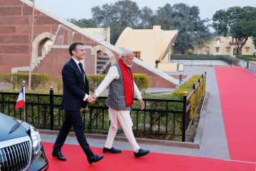 फ्रान्सेली राष्ट्रपति म्याक्रोनलाई भारतीय प्रधानमन्त्री मोदीले यसरी गरे स्वागत (तस्वीरहरू)